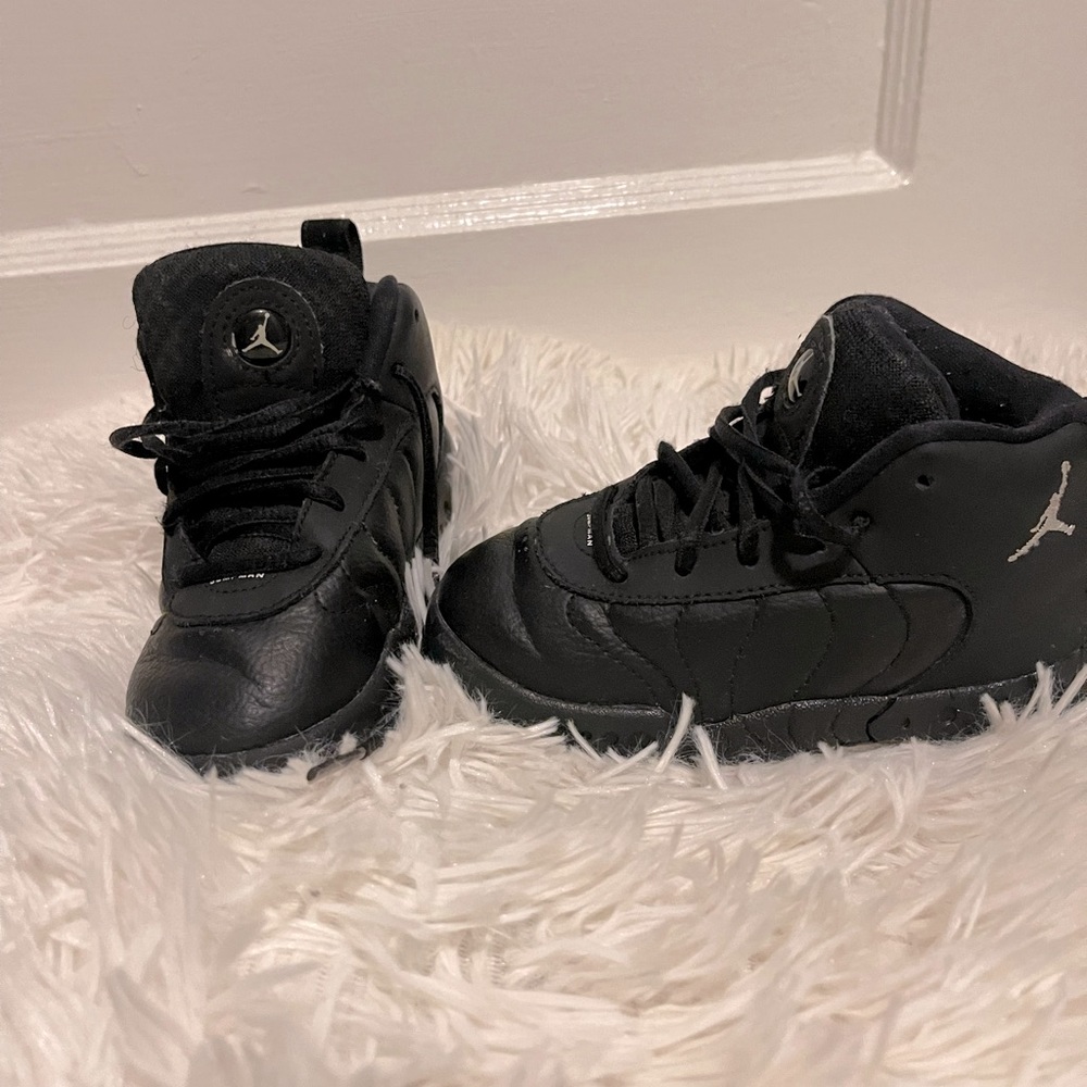 Pre-owned toddler unisex boy or girl toddler shoes! Size 8c easy on and off.